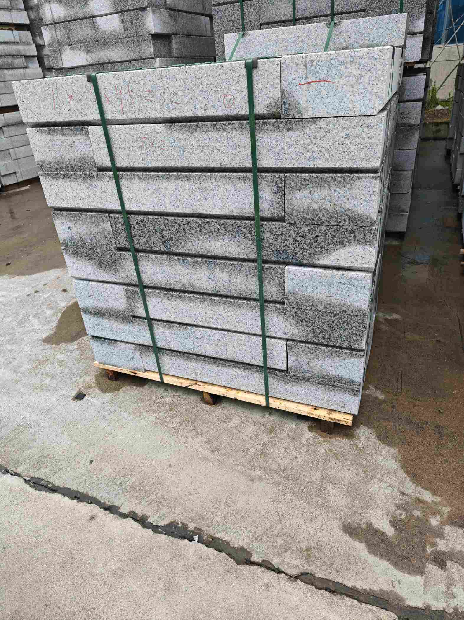 吉林市芙蓉白路牙石，马路牙子